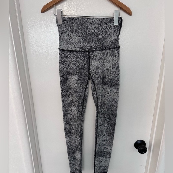 Lulu Lemon Black/White Marble Coloring Full Length Leggings Size 4 - Picture 1 of 5